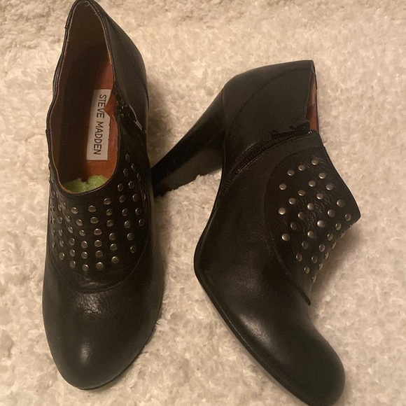 - New black Steve Madden stud embellished shoes.  Size 9 - Picture 2 of 6